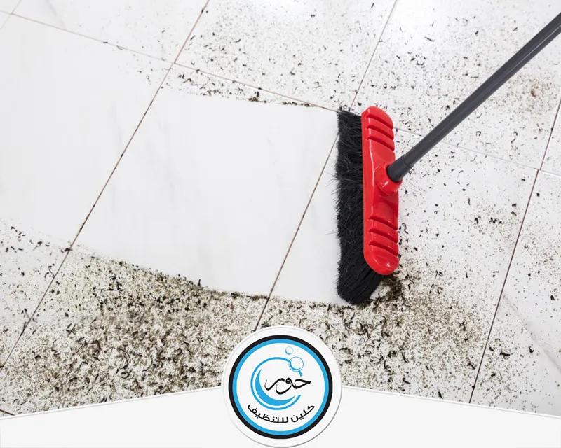 تنظيف ارضيات بجازان 0567483615 حور كلين فني تنظيف ارضيات بجازان من شركة حور كلين يستخدم مكنسة للتخلص من الاتربة المتراكمة على الارض.