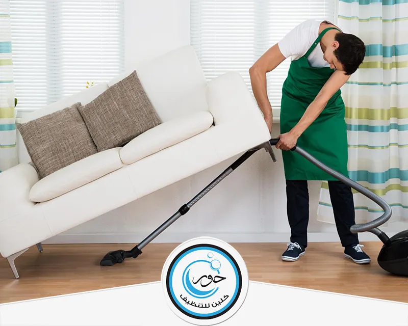 تنظيف قصور بجازان 0567483615 حور كلين فني شركة حور كلين يقوم بتنظيف ارضيات السيراميك في القصور بجازان، يستخدم مكنسة ممتازة.