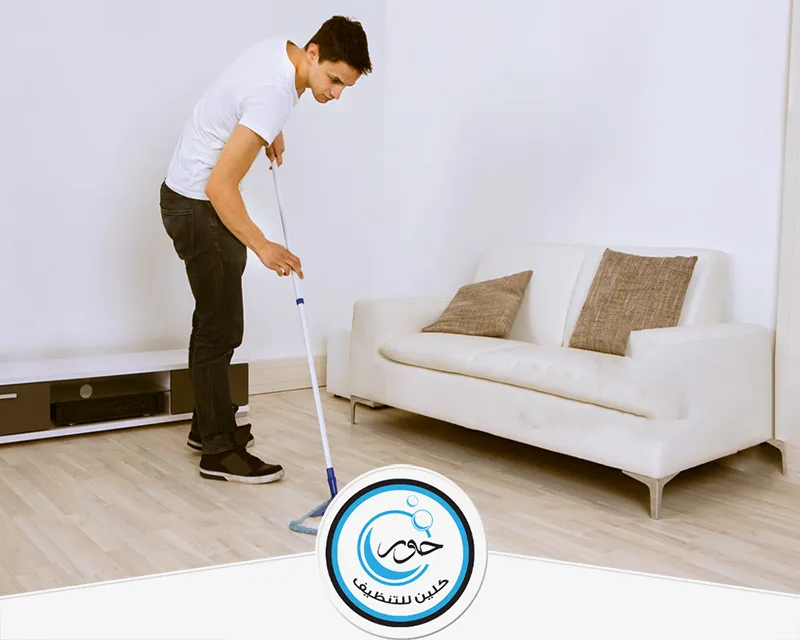 شركة تنظيف مجالس بجازان 0567483615 حور كلين فني تنظيف مجالس بجازان من شركة حور كلين يقوم بتنظيف المكان بعد الانتهاء من تنظيف المجلس.